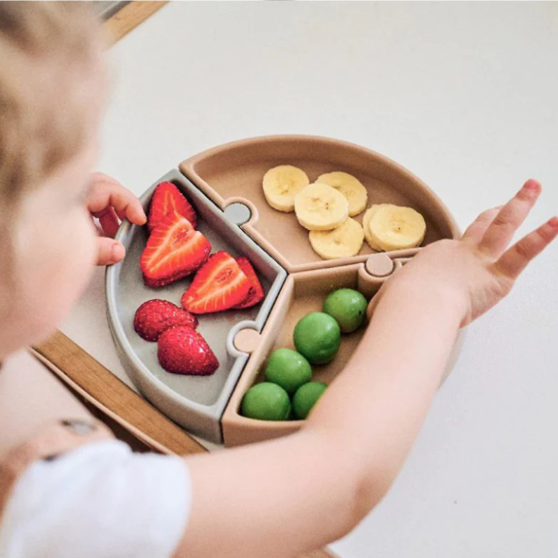 Assiette Puzzle MINIKOIOI avec Ventouse en Silicone – Beige