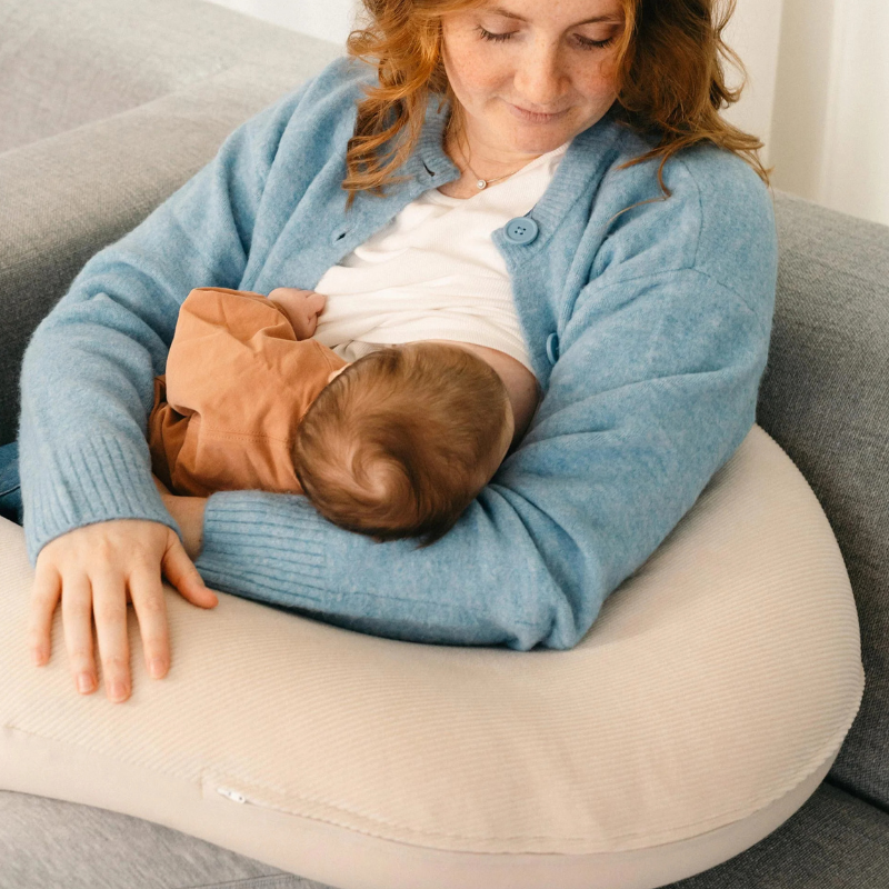 Coussin d'Allaitement et Maternité Buddy  velours côtelé sable- Doomoo
